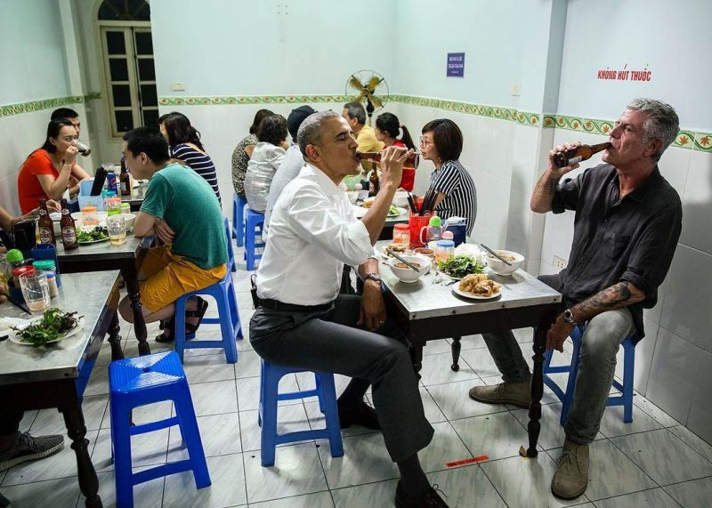 Bourdain και Ομπάμα απολαμβάνουν pho στο Ανόι το 2016